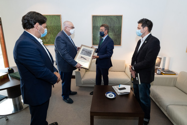 El presidente da Xunta, Alberto Núñez Feijóo, y el secretario xeral de Emigración, Antonio Rodríguez Miranda, reciben a representantes de la Fundación A Nosa Terra (Panamá) en su despacho de Monte Pío. Santiago de Compostela