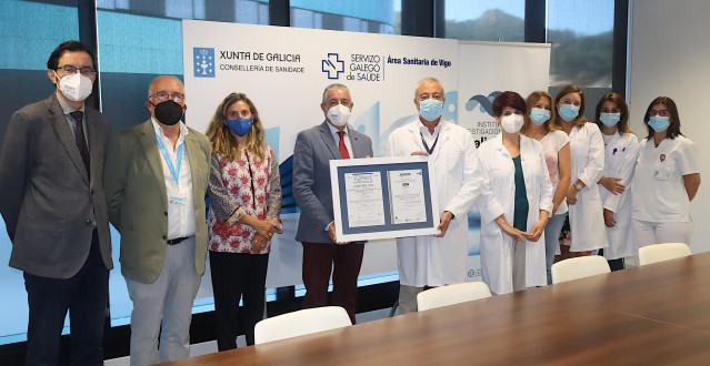 El gerente del área sanitaria de Vigo, Javier Puente, con profesionales del Instituto de Investigación Sanitaria Galicia Sur, tras lograr la ISO 9001 para registrar, procesar y ceder muestras biológicas humanas con fines diagnósticos y de investigación.