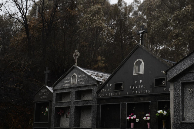 Cementerio de la parroquia de Rairós, perteneciente al municipio de Ribas de Sil, a 9 de septiembre de 2021, en Ribas de Sil, Lugo, Galicia (España). El incendio declarado en la parroquia de Ribas de Sil del municipio homónimo fue dado por controlado a la