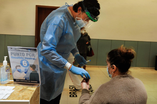 Archivo - Una mujer participa en un dispositivo de cribado masivo para detectar positivos por coronavirus en Expourense, en Ourense, Galicia (España), a 6 de febrero de 2021. La presión hospitalaria provocada por la pandemia del coronavirus ha vuelto a ba