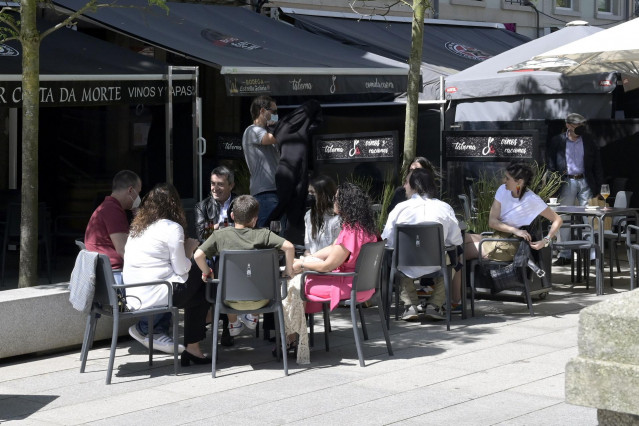 Archivo - Un grupo de personas se reúne en un local de hostelería de A Coruña