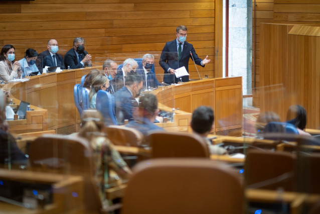 El presidente da Xunta, Alberto Núñez Feijóo, interviene en la sesión de control del pleno del 15 de septiembre