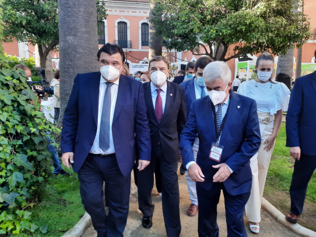 El ministro de Agricultura, Pesca y Alimentación, Luis Planas, en el sexto Congreso Internacional de Frutos Rojos en Huelva.