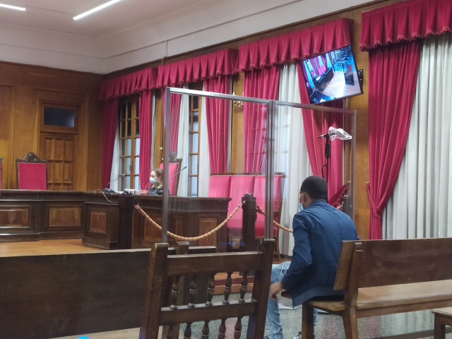 El acusado se sienta en el banquillo