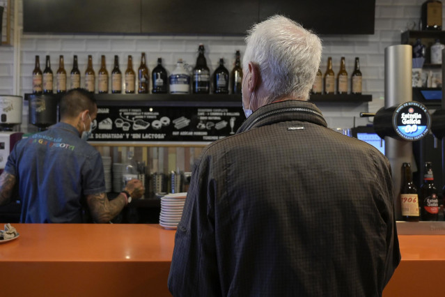 Un hombre en la barra de un bar coruñés el día en que reabren las barras de los establecimientos de hostelería por primera vez en la pandemia del coronavirus en Galicia, a 15 de septiembre de 2021, en A Coruña, Galicia (España).