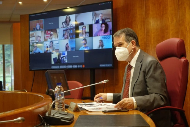 El alcalde, Abel Caballero, preside el pleno celebrado de forma semipresencial en el Ayuntamiento de Vigo.