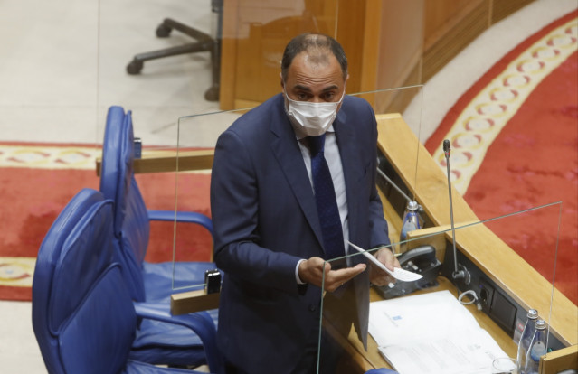 El conselleiro de Sanidade, Julio García Comesaña, en el Parlamento