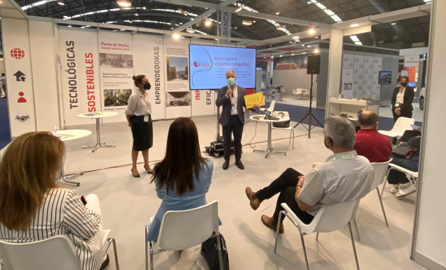 El delegado de Zona Franca de Vigo, David Regades, en el stand de la institución, en la feria Mindtech.
