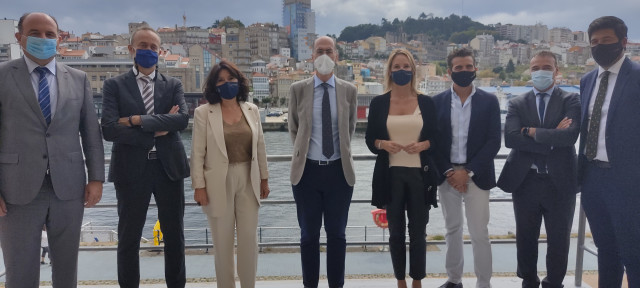 El presidente del Puerto de Vigo, Jesús Vázquez Almuíña, junto a la directora de la AMTEGA, Mar Pereira; la delegada de la Xunta en Vigo, Marta Fernández-Tapias, y otros cargos, durante la presentación de dos proyectos de uso de 5G en la terminal viguesa.