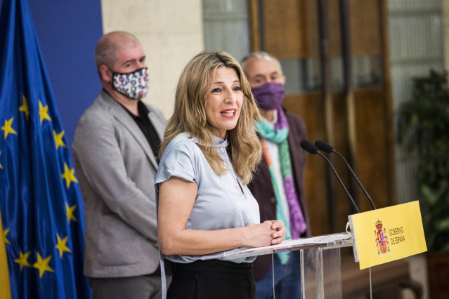 Archivo - La vicepresidenta segunda del Gobierno y ministra de Trabajo y Economía Social, Yolanda Díaz, con Unai Sordo (CCOO) y Pepe Álvarez (UGT) al fondo en una imagen de archivo