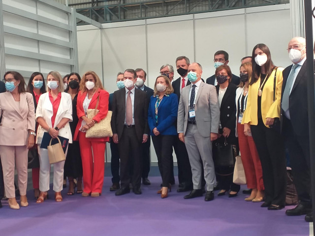 La vicepresidenta económica del Gobierno, Nadia Calviño, junto con autoridades locales y representantes empresariales, tras mantener un encuentro en el Instituto Ferial de Vigo.