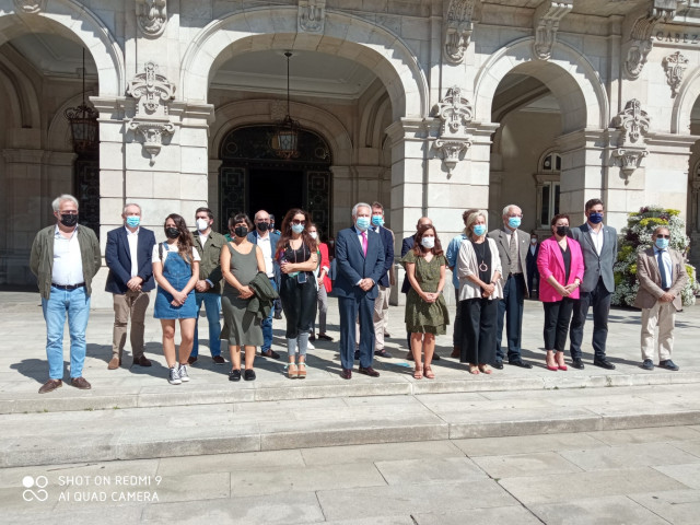 Autoridades presentes en la concentración de condena por la muerte violenta de una mujer en O Birloque