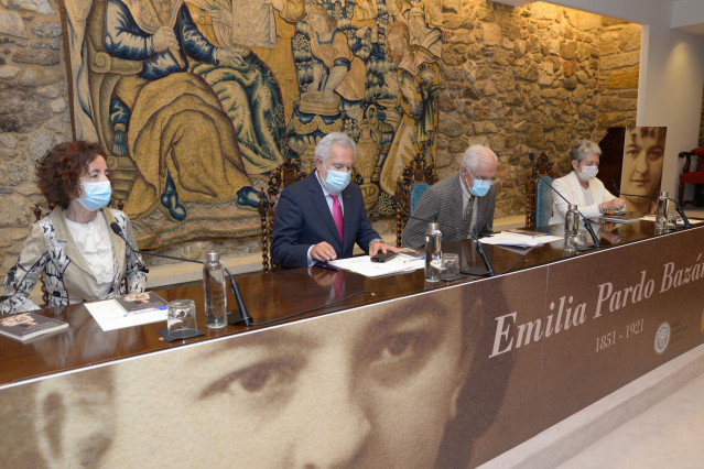 El presidente del Parlamento de Galicia, Miguel Ángel Santalies, y su homólogo de la RAG, Víctor Freixanes, presiden el acto de presentación de un libro con textos de Emilia Pardo Bazán