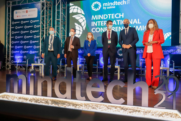 La vicepresidenta económica del Gobierno central,  Nadia Calviño, junto a su homólogo de la Xunta, Francisco Conde, y autoridades locales de Vigo, abren la jornada Mindtech International Conference, en la feria Mindtech 2021.