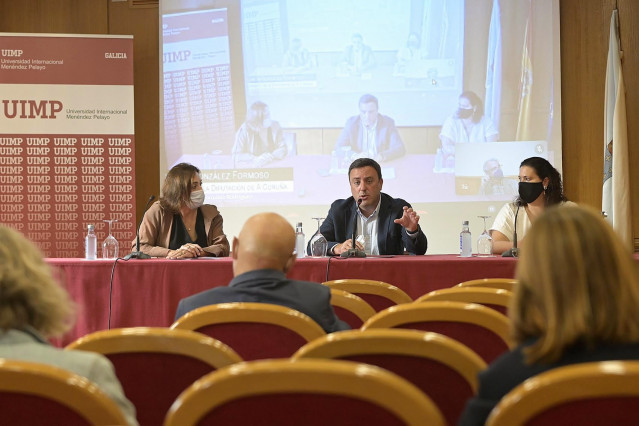 El presidente de la Diputación de A Coruña, Valentín González Formoso, interviene en un curso sobre reto demográfico