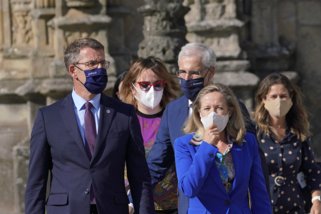 El presidente de Galicia, Alberto Núñez Feijoo y la vicepresidenta primera del Gobierno y ministra de Asuntos Económicos y Transformación Digital, Nadia Calviño, a la salida de su reunión y antes de la rueda de prensa, en la plaza del Obradoiro, a 16 de s