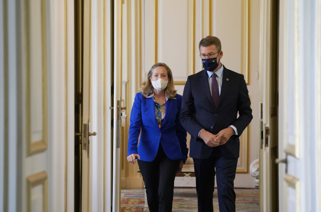 La vicepresidenta primera del Gobierno y ministra de Asuntos Económicos y Transformación Digital, Nadia Calviño y el presidente de Galicia, Alberto Núñez Feijoo, a su llegada a la rueda de prensa, después de su reunión, en el Pazo de Raxoi, sede de la Pre