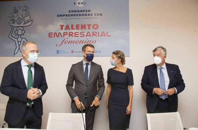 La vicepresidenta segunda del Gobierno, Yolanda Díaz, junto con el presidente de la Xunta, Alberto Núñez Feijóo; el alcalde de Santiago, Xosé Sánchez Bugallo (izq.), y el presidente de la CEG, Juan Vieites (der.) en la apertura de un congreso