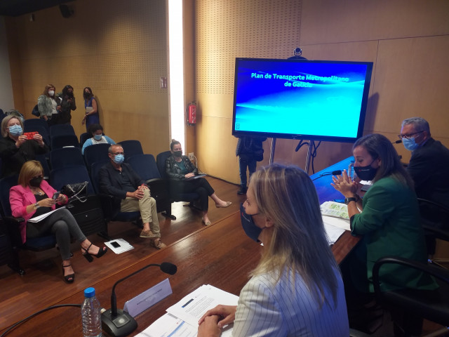 Reunión de la conselleira Ethel Vázquez y otros responsables de la Xunta con alcaldes y representantes municipales de los ayuntamientos adheridos al plan de transporte metropolitano.