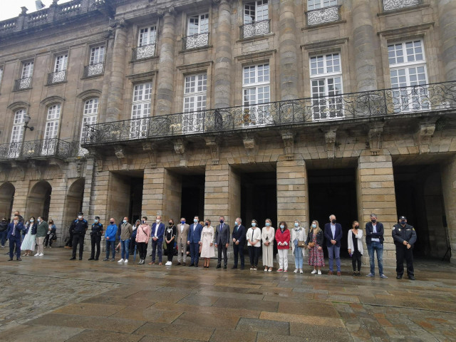 Concentración y minuto de silencio ante el Pazo de Raxoi de Santiago convocado por el crimen machista de A Coruña. Asisten la vicepresidenta segunda del Gobierno, Yolanda Díaz, y el presidente de la Xunta, Alberto Núñez Feijóo.