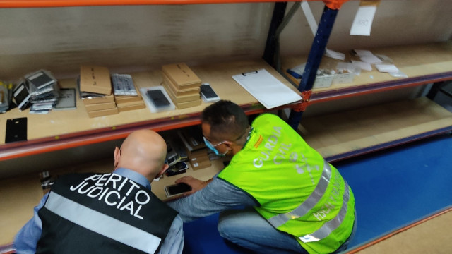 Material falsificado de telefonía intervenido por la Guardia Civil a un vecino de Lugo.