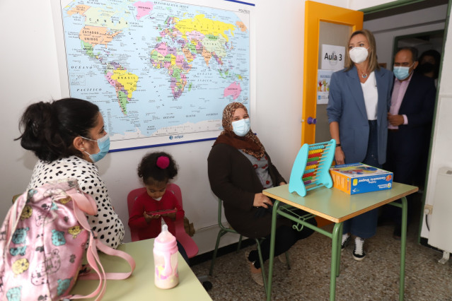 La conselleira de Política Social visita instalaciones municipales en las que la asociación Carabelo lleva a cabo labores de refuerzo educativo