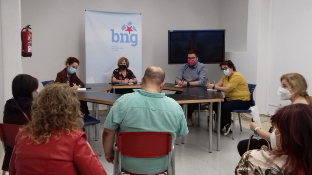 Reunión de la portavoz de Sanidade del BNG en el Parlamento, Montse Prado,  otros diputados y del concejal nacionalista, Xabier Pérez Igrexas, con miembros de la Junta de Personal del Chuvi.