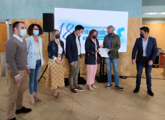 Rueda presenta a su equipo para seguir al frente del PP de Pontevedra.