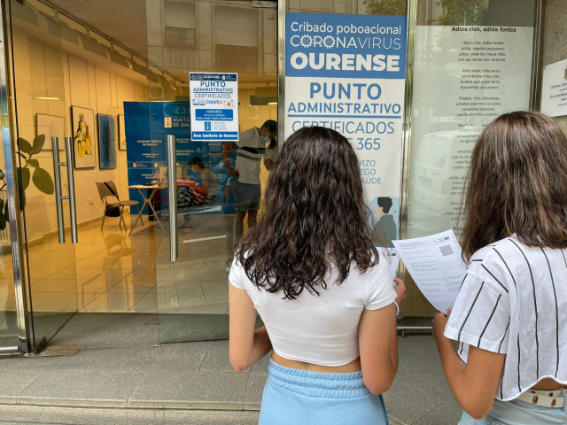 Archivo - Personas acuden al Espazo Xove de Ourense a realizan algún trámite realacionado con la Covid.