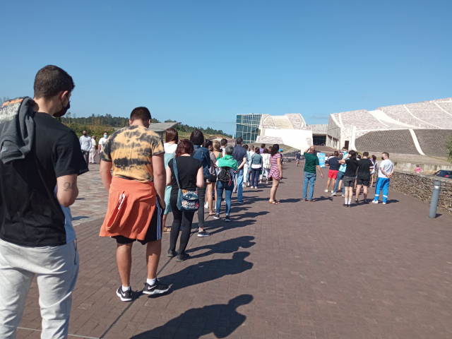 Archivo - Jóvenes esperan en la Ciudad de la Cultura el día de arranque de la vacunación másiva a menores de 20 años