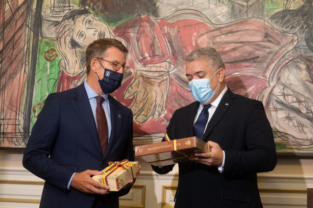 El presidente de la República de Colombia, Iván Duque, y el presidente de la Xunta de Galicia, Alberto Nuñez Feijoo, intercambian regalos en el Pazo de Raxoi, en Santiago de Compostela.