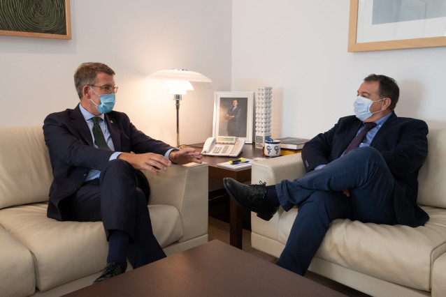 El presidente de la Xunta, Alberto Núñez Feijóo, se reúne con el representante de Stellantis Juan Antonio Muñoz Codina, en su despacho de Monte Pío.