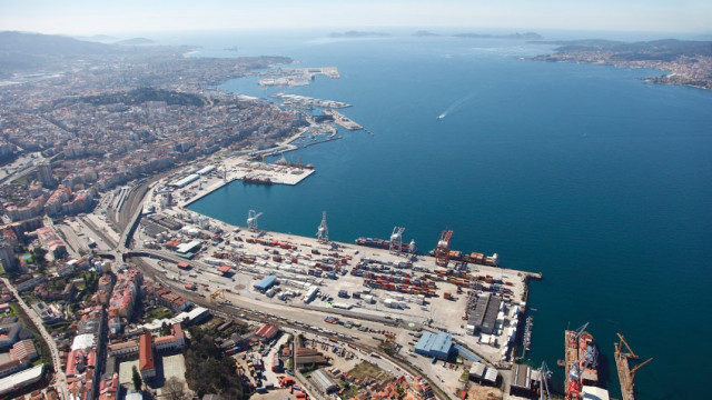 Archivo - Vista área del Puerto de Vigo, con la terminal de contenedores en primer término.