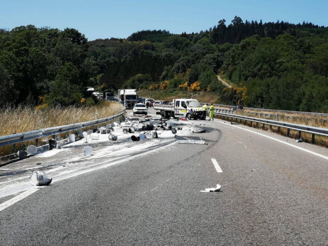 Archivo - Un accidente de tráfico en la A-52 a su paso por Riós (Ourense).