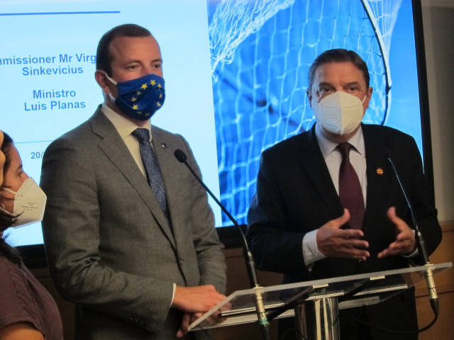El comisario europeo para el Medio Ambiente, Océanos y Pesca, Virginijus Sinkevicius; y el ministro de Agricultura, Pesca y Alimentación, Luis Planas, comparecen ante los medios en la Agencia Europea para el Control de la Pesca.