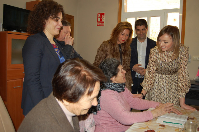 Archivo - La conselleira de Política Social, Fabiola García, durante una visita el pasado año a una 'Casa do Maior'
