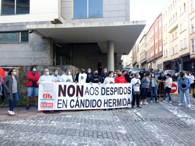 Concentración ante un juzgado de Ferrol para apoyar a los trabajadores despedidos del Grupo Cándido Hermida.
