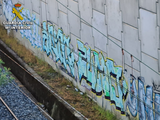 Pintada en un muro de las vías férreas en O Porriño (Pontevedra).