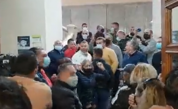 Feriantes ocupan el Concello de Lugo reclamando trabajar en San Froilán y son desalojados (Vídeos)