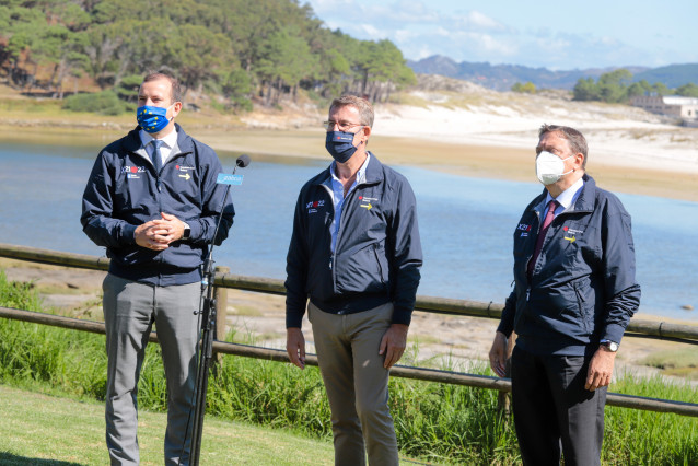 El comisario europeo para Medio Ambiente, Océanos y Pesca, Virginijus Sinkevicius; el presidente de la Xunta, Alberto Núñez Feijóo; y el ministro de Agricultura, Pesca y Alimentación, Luis Planas, en una rueda de prensa durante su visita a las Illas Cíes
