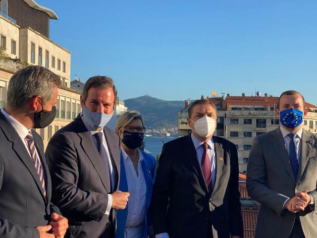 El secretario general de Cepesca, Javier Garat, junto al comisario europeo Sinkevicius