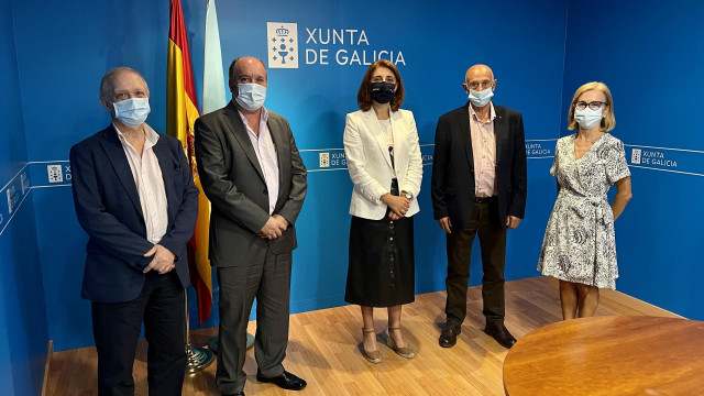 La conselleira de Medio Ambiente, Territorio e Vivenda, Ángeles Vázquez,se reúne con representantes del Colexio de Delineantes de A Coruña
