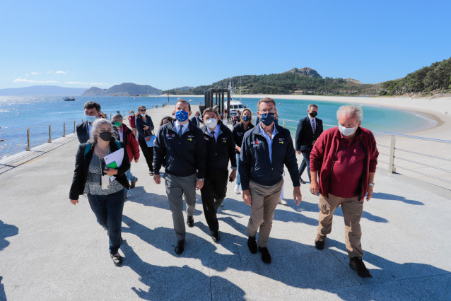 (I-D) El comisario europeo para Medio Ambiente, Océanos y Pesca, Virginijus Sinkevicius; el ministro de Agricultura, Pesca y Alimentación, Luis Planas; y el presidente de la Xunta, Alberto Núñez Feijóo, durante su visita a las Illas Cíes