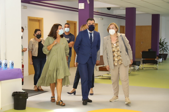 EL conselleiro de Educación, Román Rodríguez, visita el colegio CEIP Ramón de Artaza y Malvárez y el instituto IES Plurilingüe Fontexería, en Muros