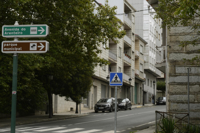 Edificio desde el que se precipitó una adolescente en O Carballiño.