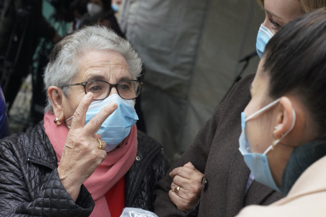 Archivo - Nieves Cabo Vidal, una mujer de 82 años residente del centro de mayores Porta do Camiño de Santiago, ha sido la primera persona en recibir la vacuna contra la Covid-19 en Galicia, en Santiago de Compostela (Galicia, España), a 27 de diciembre de