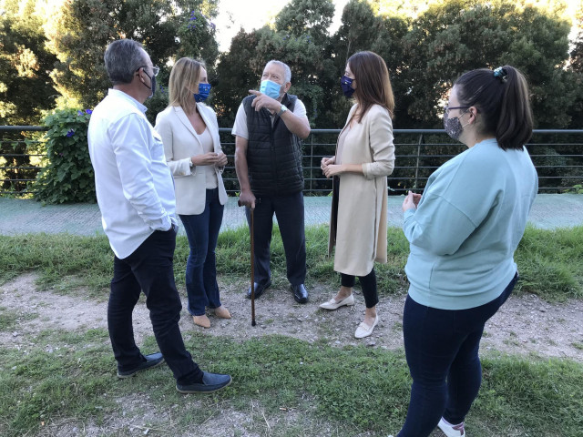 La directora xeral de Administración Local, Natalia Prieto, y la delegada territorial de la Xunta en Vigo, Marta Fernández-Tapias, visitan el local de la asociación vecinal, cultural y deportiva Monte da Mina de Castrelos
