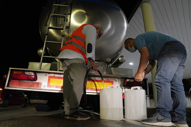 Vecinos recogen agua de camiones cisterna por un vertido que deja sin suministro a varios barrios a 11 de septiembre en Santiago de Compostela, A Coruña (Galicia).