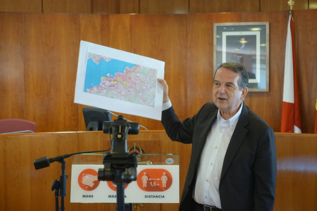 El alcalde de Vigo, Abel Caballero, muestra un plano de la ciudad con el trazado del tren a Bouzas.