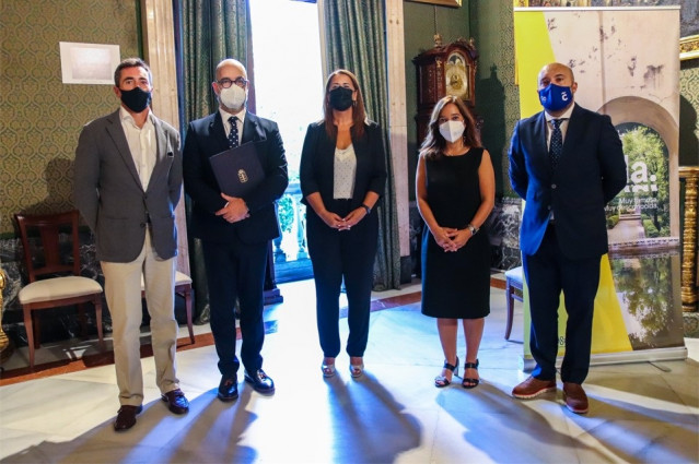 La alcaldesa de A Coruña, Inés Rey, con responsables de Turismo de Sevilla